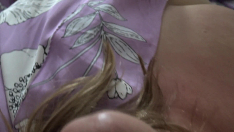 PSFILM: Tattoo babe poesje eten