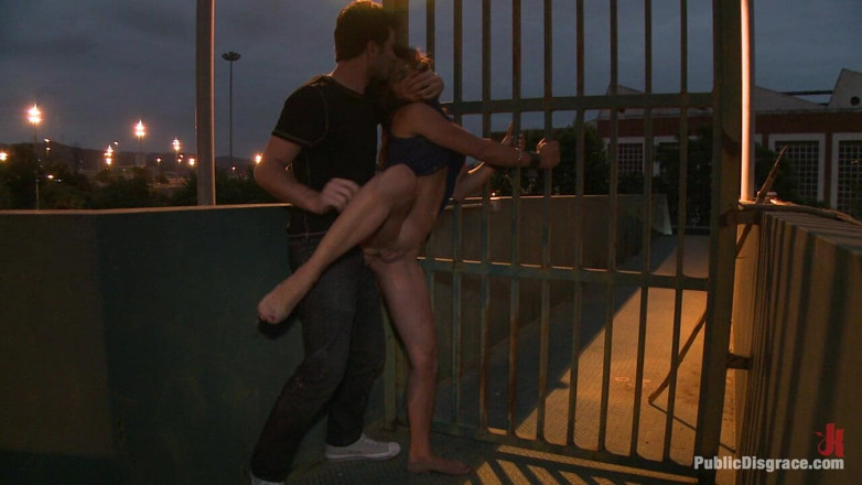 Public Disgrace by Kink: Spansk snygging knullas på gatan bunden framför ett upptagen café!