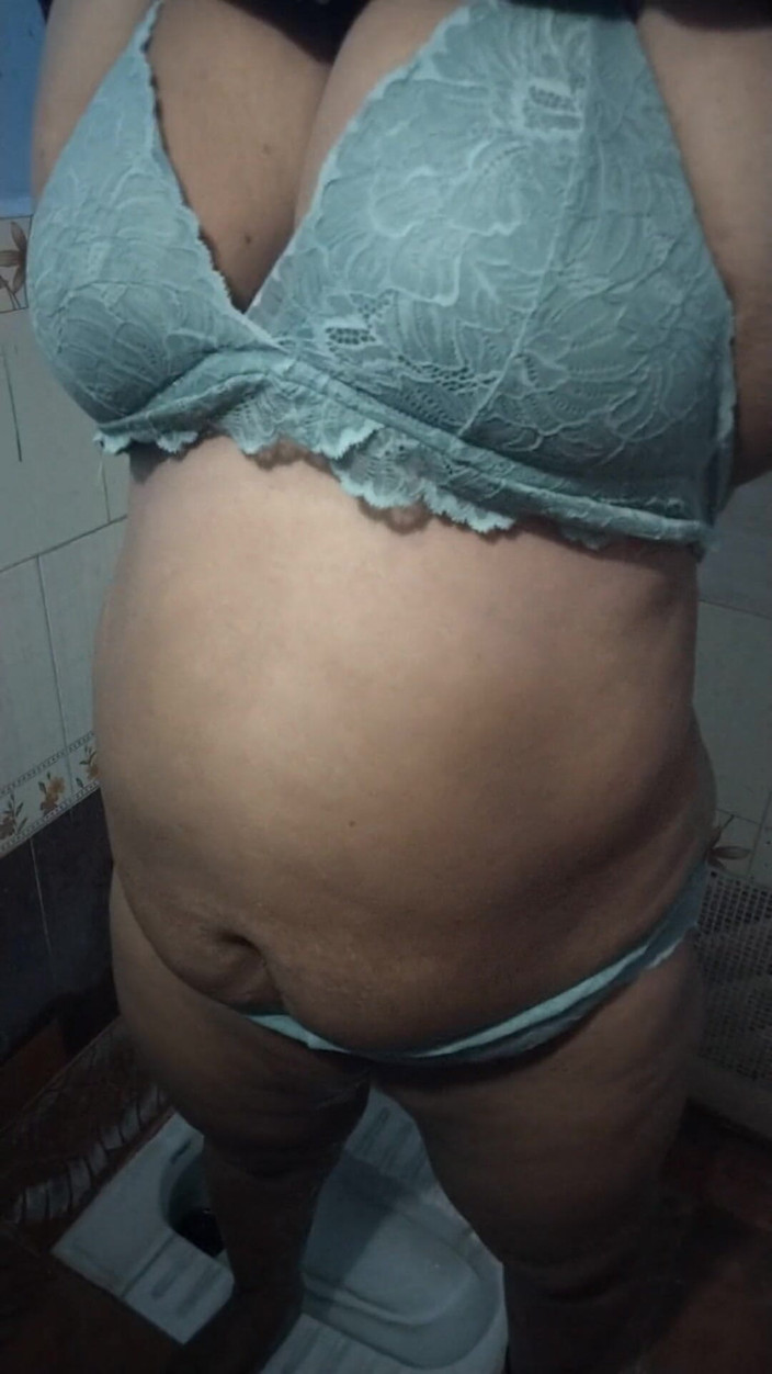 Benita sweety: Nuốt tinh trùng trong phòng tắm
