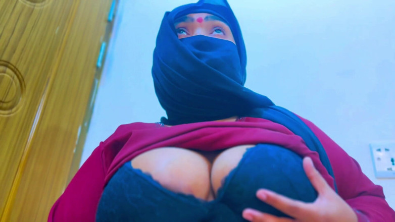 Aria Mia: Servitoare sexy se bucură de sex după muncă la birou -...