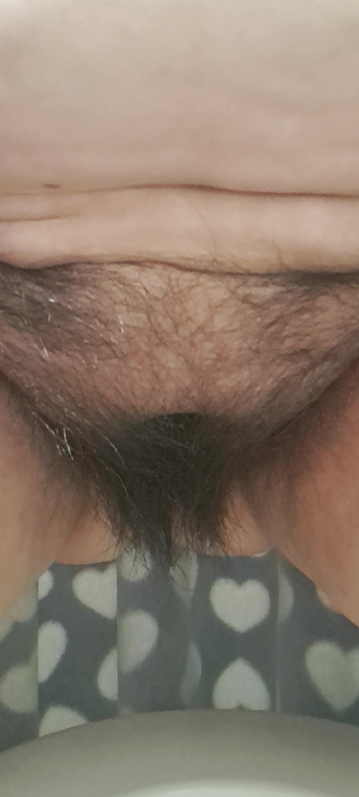 Mommy big hairy pussy: Я капаю сечею на її волосся з пизди