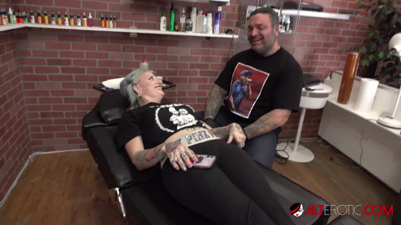 Alt Erotic: River Dawn Ink 5 yüz dövmesi yapıyor ve büyük sert bir...