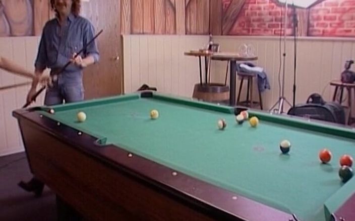 Deutsche Damen: Brunetka německá panenka saje ptáka u kulečníkového stolu