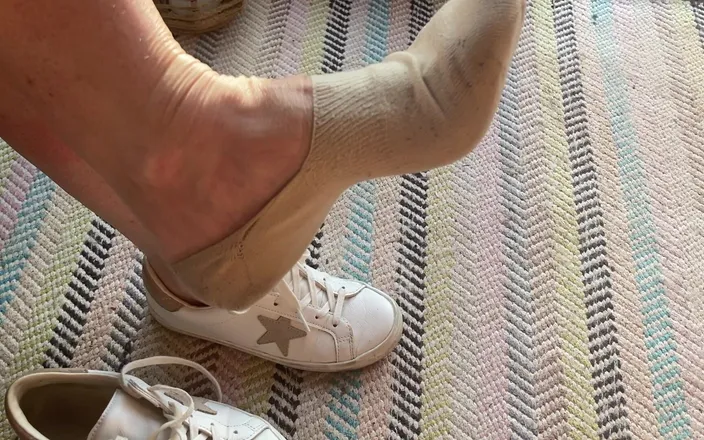 Mr MF: Mrs Mature Feets Stinky Socks Come off After a Long...