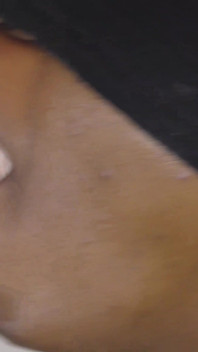 Ebony kouří velkého bílého ptáka a polyká sperma