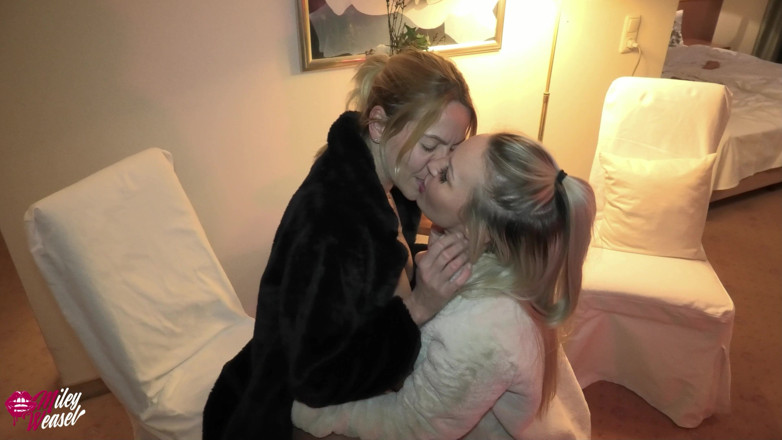 Miley Weasel: 2 troie bionde biricce in stivali e in pelliccia!