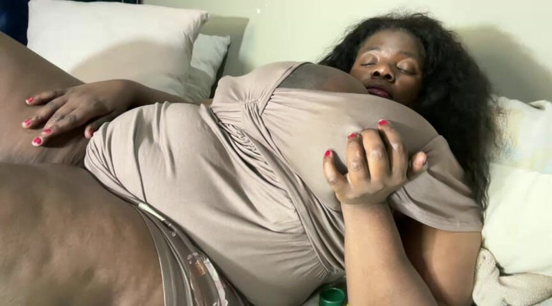 Legendary Booty Overdose: Gemendo preta gordinha dá prazer a si mesma na cama