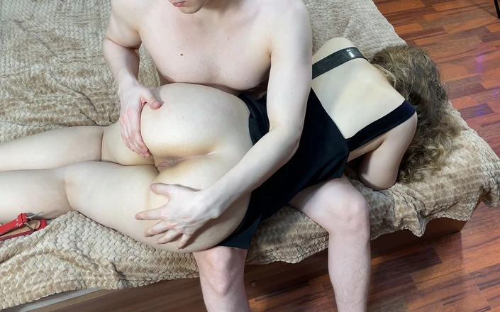 Cherryonthecake231: El culo de mi madrastra es tan grande y jugoso