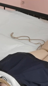 La mia ragazza è super rosa e scalza, legata in una rete di corda, solletica
