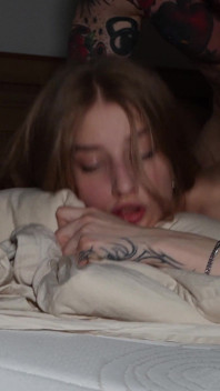 Petite salope mignonne qui s’est fait baiser par une grosse bite et l’a sucée. Profond et éjaculation. Sexe dur.