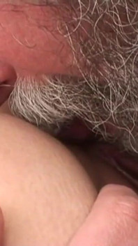 Un uomo maturo vede una giovane puttana da sola che vuole scopare con lui nel parco