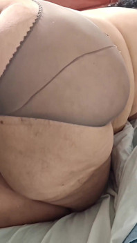 BBW grăsuță debutează pentru prima dată în porno cu picioare și fund gros