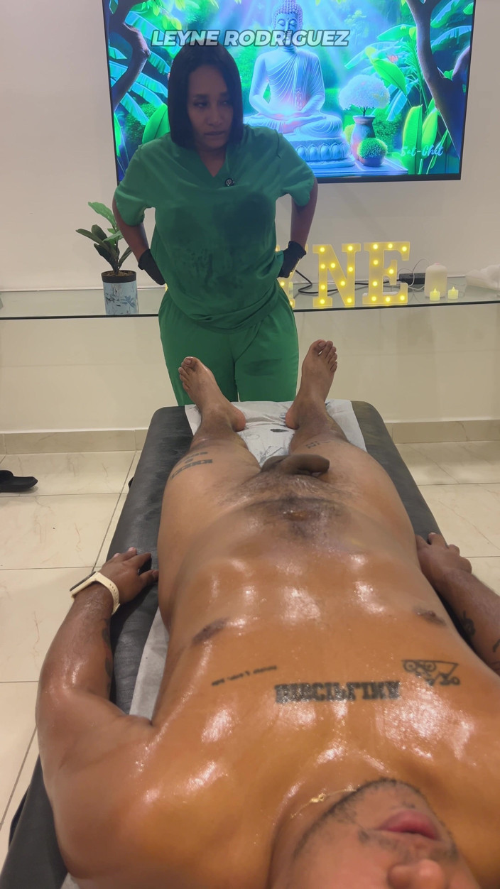 Leyne Rodriguez: Leyne Rodriguez: Latina Gostosa Em Uniforme De Massagem Faz Uma...
