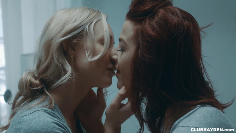 Kayden Kross: Kayden Krossは、温泉レズビアンビデオでEvelin Stoneを食べる