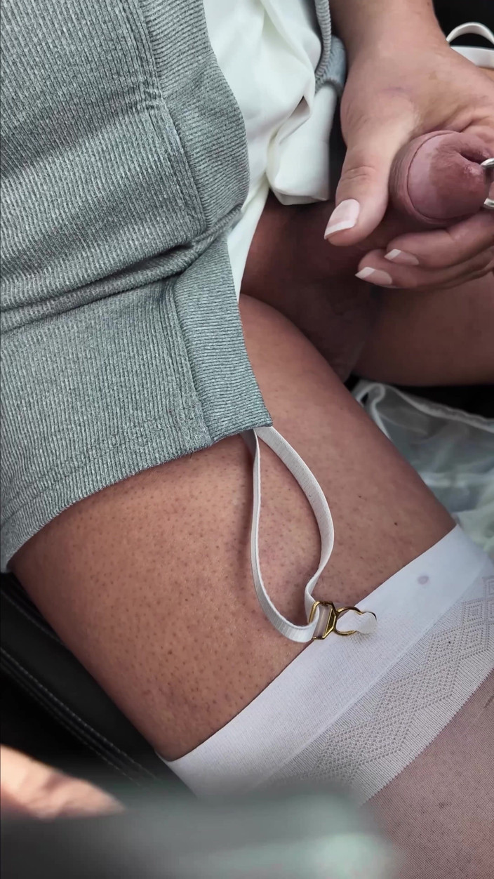 Kellycd2022: Seksowny Crossdresser Kellycd na drive w seksownych pończochach i szpilkach