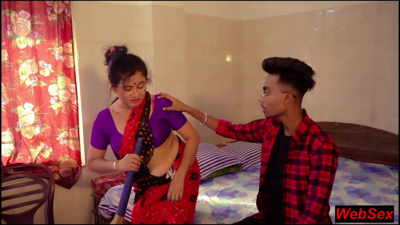 WebSex Premium: Un étudiant baise la nouvelle soubrette bhabhi seule à la maison ! Sexe...