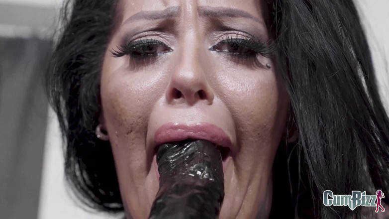 Cumbizz: MILFka s velkými kozami ráda stříká přímo do vaší štěrbiny