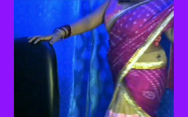 HotGirl21: Sexy Bhabhi je vzrušená tím, že stojí na self cam sexu