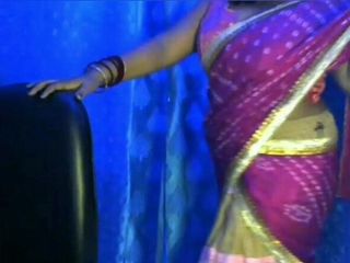 Hot desi girl: Une bhabhi sexy s&#039;excite en se tenant debout pour du...