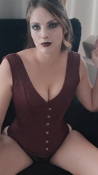 Fumatul în lenjerie neagră sexy cu bretele