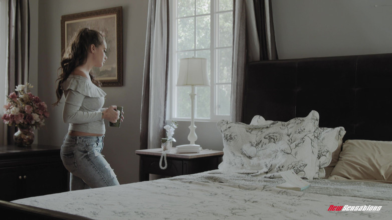 New Sensations: Mona는 오프라인과 실제 생활에 다시 연결