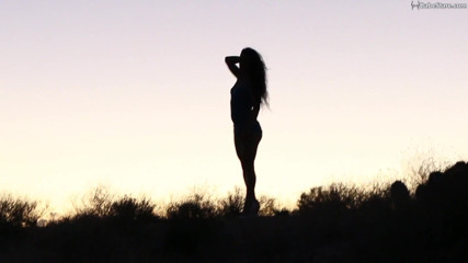 Babe Stare: La ragazza sexy tia è nuda ma provoca solo in silhouette