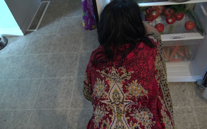 Souzan Halabi: Büyük götlü Pencaplı yenge mutfakta genç azgın çocuk tarafından sikiliyor