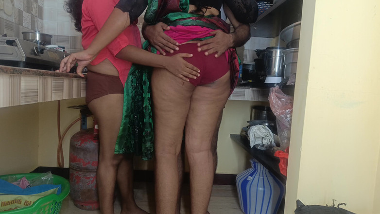 Palani69: 隣人のバチェラーが既婚女性とその義理の妹と三人で楽しんでいる