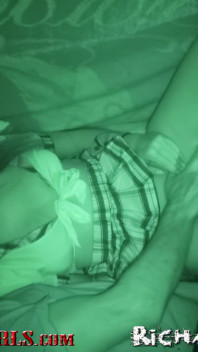 Niegrzeczna dziewczyna połyka spermę starca - kamera 1