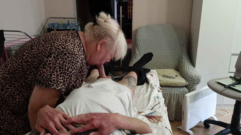 Zona901: Tetangga lagi asik nyepong dan ngocok kontolku di meja pijat...