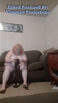 Jururawat montel seksi matang Vicki memakai pantyhose diminta