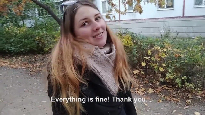 SweetAndFlow: Knullade en college flicka vid entrén