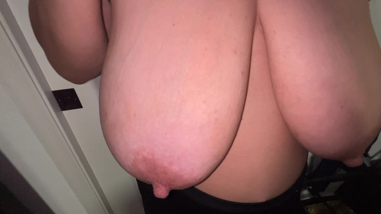 VeeVee Vixen: 거대한 젖탱이 처진 옷걸이