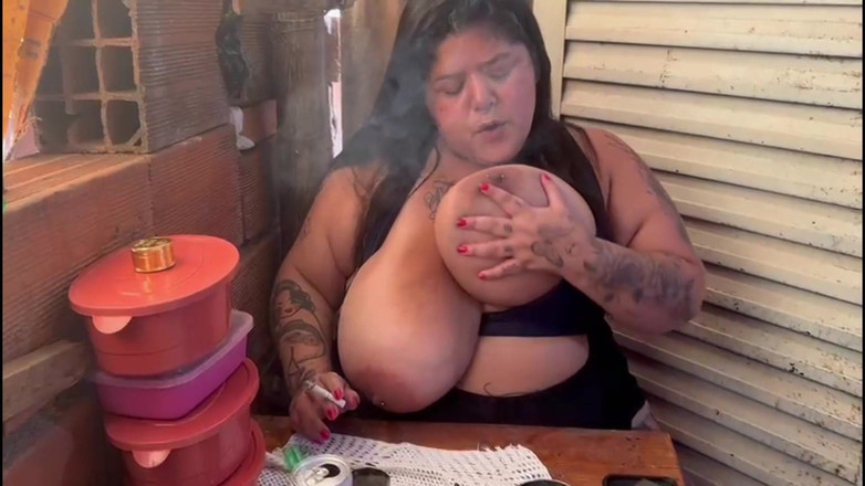 Mary Jhuana: BBW 抽烟并展示她的乳房