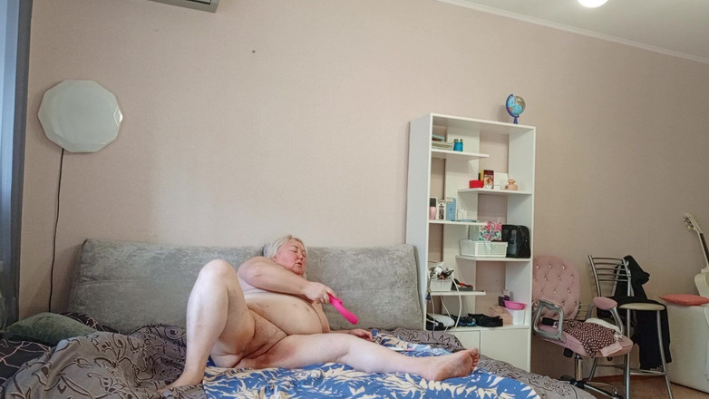 Zona901: Фигуристая соседка мастурбирует пухлую киску перед камерой