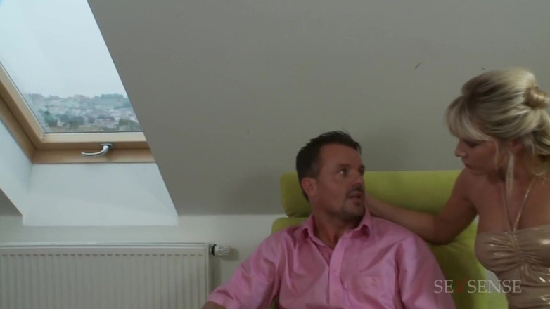 Backdoor Films: La milf bionda con le calze a rete si fa...