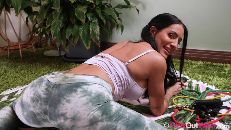 Girls Out West: Fit Prsatá holka s copánky a propíchnutými bradavkami masturbuje během...