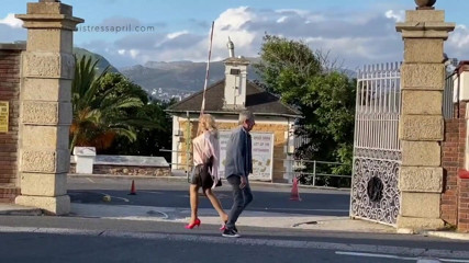 Mistress April: Curvă la toaleta publică de către stăpâna April