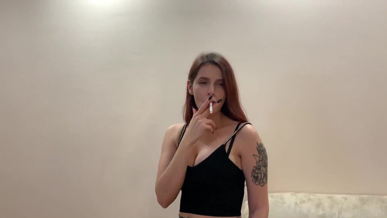 Petite Princesses Femdom: Glamourosa e puta Sofi de meia-calça e salto alto - fumando...