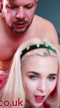 18-letnia drobna blondynka zostaje poręczona i połyka spermę
