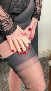 Vgq23 Aunty Sandra Putting on Her Classic Seamed Stockings