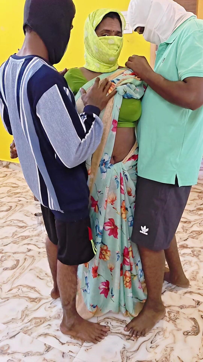 Thesana: 継父と継息子に抱かれた教師