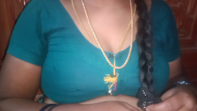 Vaishnavi35: 泰米尔阿姨在她独处时挤压她的乳房，无法控制她的情绪