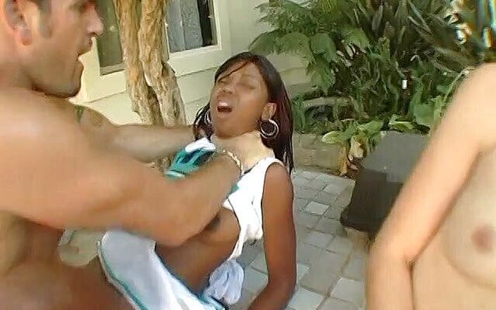 Tight little babes: Dos pequeñas animadoras lindas teniendo un trío interracial con un...