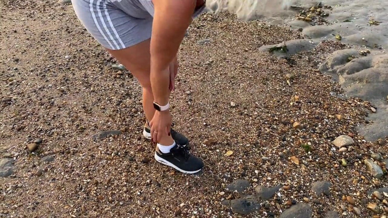 MartinsMrsMilf: Bermain dengan pepek saya dan berbogel sepenuhnya di pantai