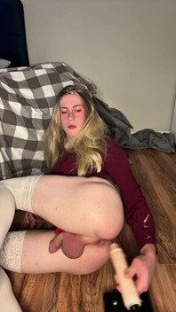 Teen Femboy wird von einer maschine gefickt