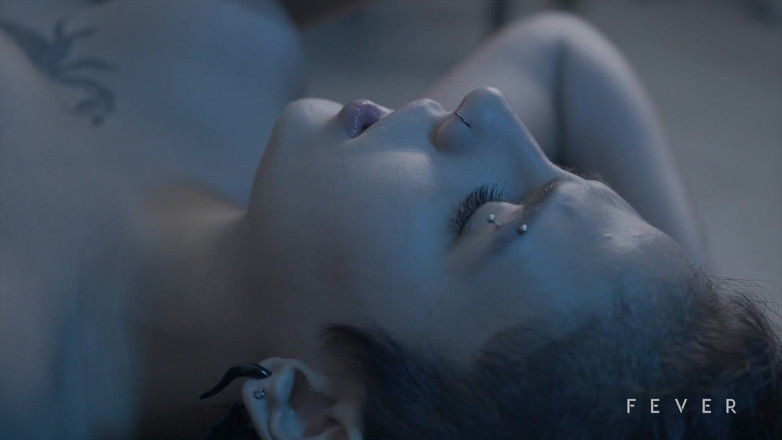 Fever Films: Nadržená dívka po práci jezdí na příteli na péru
