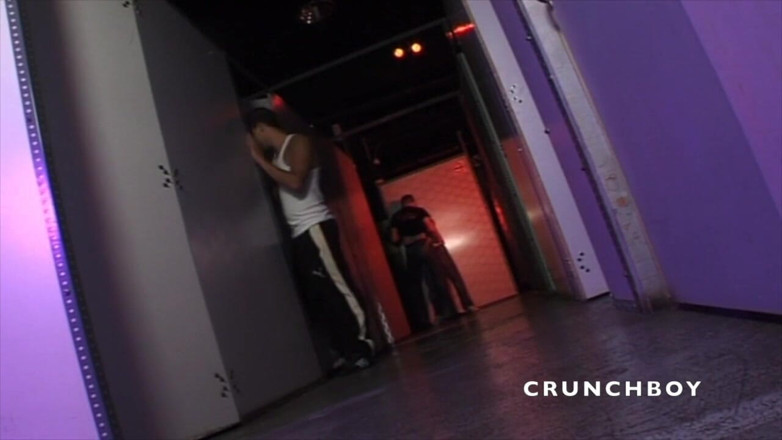 Crunch Boy: so gut, großen schwanz in gloryhole zu lutschen