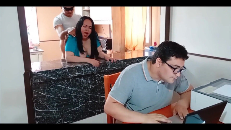 BBW Kelly Mom: Мій Чоловік-рогоносець Працює, Поки Мій Пасинок Трахає Мене На Кухні