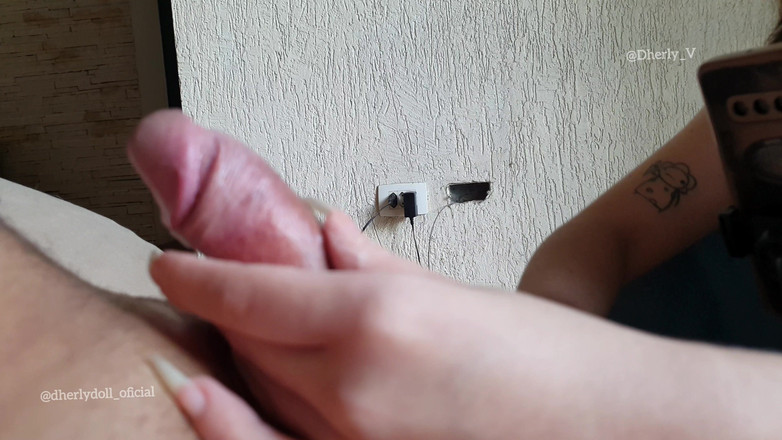 DherlyDoll: Spójrz na moje długie paznokcie Bawię się tym soczystym kutasem,...